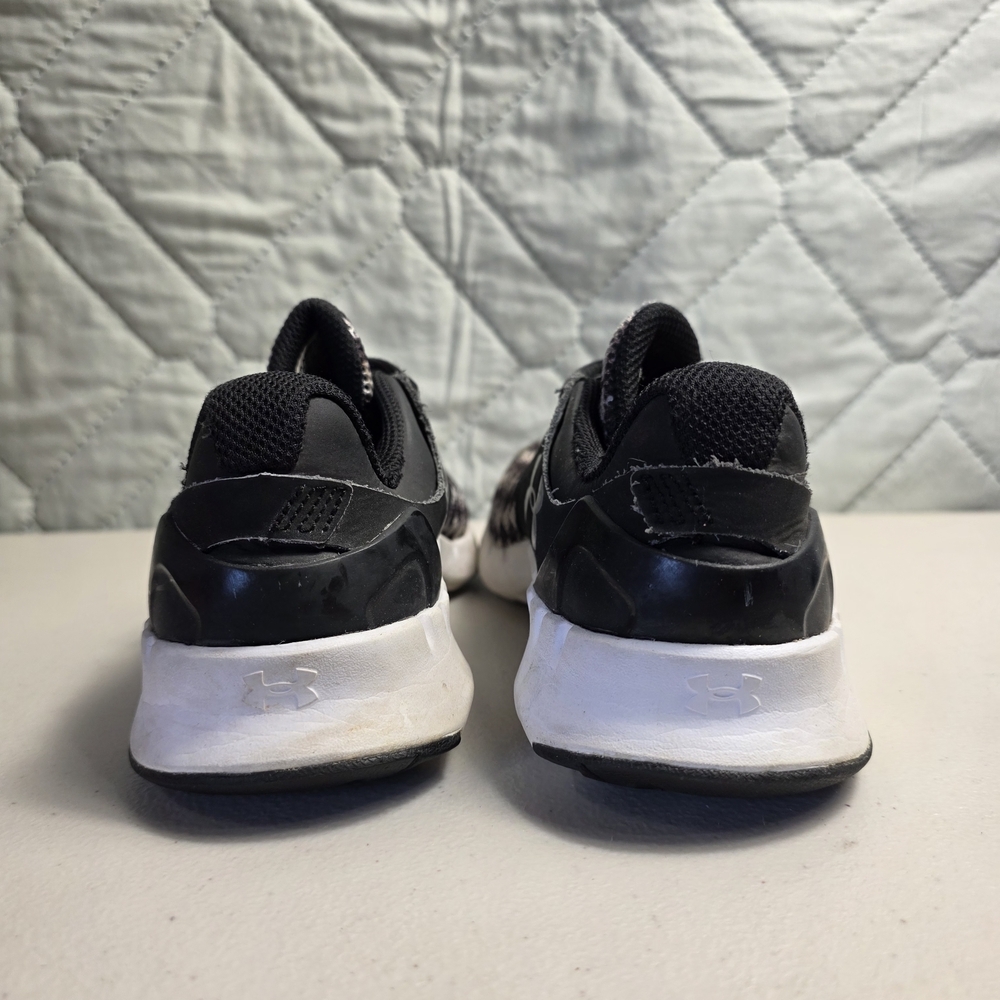 Under Armour kids' athletic sneakers in black and white.
Size 3.5Y - Picture 7 of 8
